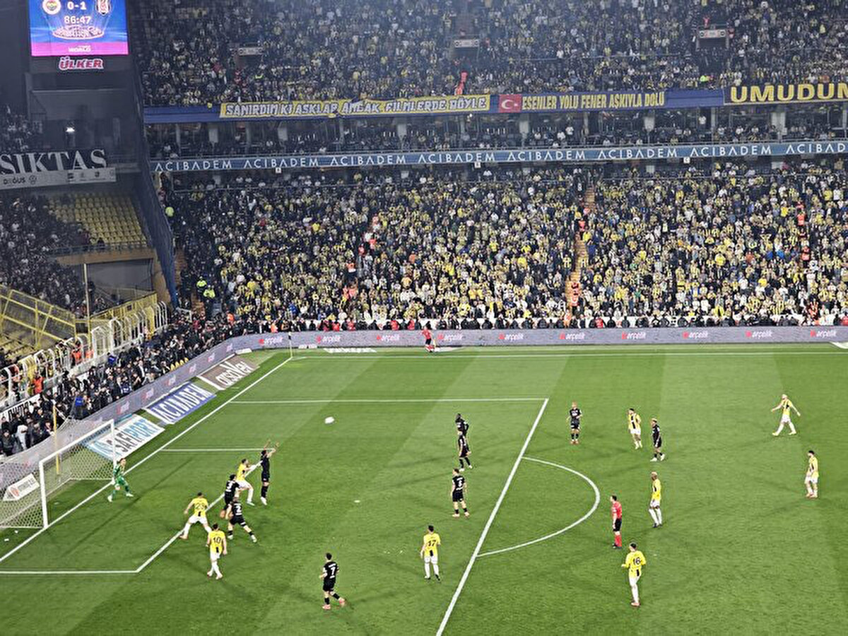 "Ligin sonu gelmiş, belirli bir ilk 11 yok, belirli bir sistem yok, diziliş devamlı değişiyor, kimin nerede oynadığı belli değil. Devamlı oynayamadıklarından oyuncularda maç kondisyonu oluşmadı, takım ritim yakalayamadı."<br>