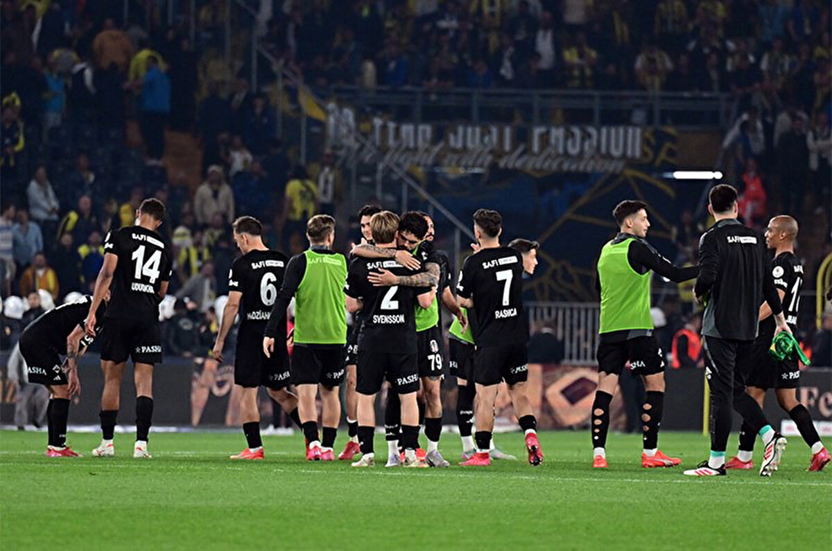 Portekiz basınından A Bola maça ilişkin haberinde, "Eski Benfica oyuncusu gol attı, Mourinho derbiyi kaybetti ve şampiyonluğa veda etti. Fenerbahçe , evinde Beşiktaş'a 1-0 yenilerek şampiyonluğa adeta veda etti . Jose Mourinho'nun ekibi, bitime 4 hafta kala Galatasaray'ın 8 puan gerisinde yer alıyor. Ole Gunnar Solskjaer önderliğindeki takımda ise Gedson Fernandes ve Rafa belirleyici oldu." ifadelerine yer verdi.<br>