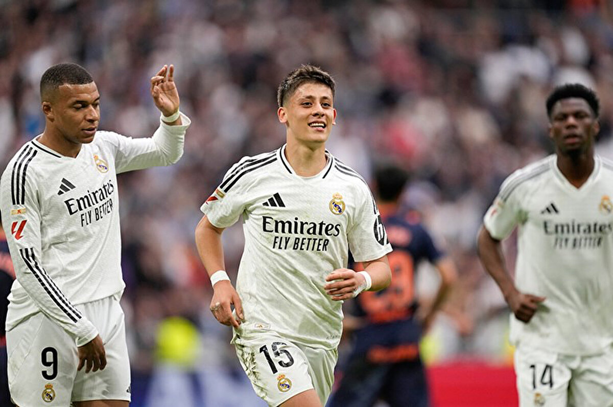 O dönem takımda şans bulamayan milli futbolcunun bu durumundan yararlanmak isteyen Barcelona'nın, Arda Güler'i kadrosuna katmak için fırsatlar yaratmaya çalıştığı belirtildi.<br>