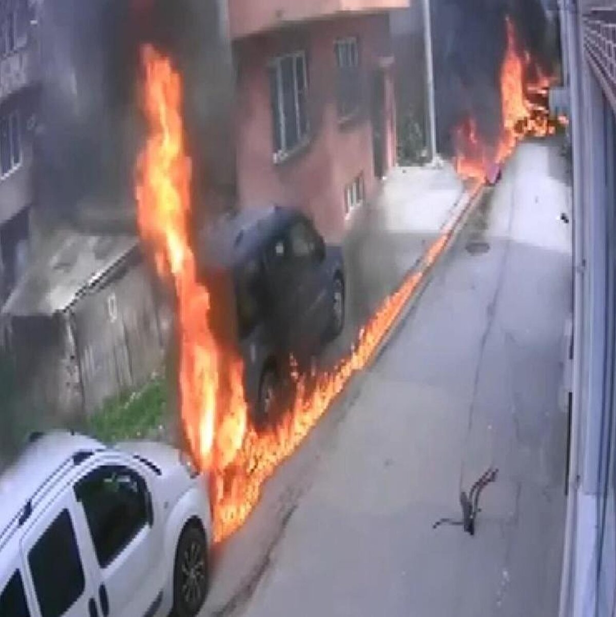 Tutuksuz 3'er sanığın 15'er yıla kadar hapsi istendi<br><br>Ankara'dan gelen kaza kırım ekibinin incelemelerini tamamlamasının ardından uçağın enkazı çekici ile bulunduğu yerden kaldırılırken, kaza sonrası gözaltına alınan sivil havacılık firması sahibi Fevzi A., kazanın olduğu dönemde belediyeye bağlı Bursa Ulaşım Toplu Taşıma İşletmeciliği'nde (BURULAŞ) Strateji ve İş Geliştirme Genel Müdür Yardımcısı olarak görev yapan Cüneyt A. ile uçak teknisyeni Mustafa K., tutuksuz yargılanmak üzere serbest bırakıldı. Bursa Cumhuriyet Başsavcılığı'nca yürütülen soruşturmada, 3 sanık hakkında 'Taksirle ölüme veya yaralanmaya neden olma' suçundan 15'er yıla kadar hapis cezası istemiyle dava açıldı.