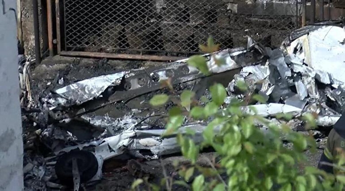 Firma sahibi, uçuşlardan sorumlu mesul müdürü suçladı<br><br>Sivil havacılık firmasının sahibi sanık Fevzi A. ise firma olarak yetki alanlarının uçak bakımı, sigorta ve pilot lisansına ilişkin işlemler olduğunu söyleyerek, "Her ne kadar eğitim uçuşu dense de aslında bu tecrübe uçuşudur. Uçuşu yapan pilotun yanındaki emniyet pilotu da olası durumda müdahale etmek için bulunuyor. Furkan da bu amaçla Murat Avşar'ın yanında bulunmuştur. Uçuşlardan sorumlu mesul müdür Selim P. olduğu için uçuşları o planlar. Kazaya uğrayan uçak gün içerisinde Selim P. idaresinde İzmir'e uçtu, döndüklerinde uçuş kayıt defterine herhangi bir olumsuz durum yazılmadı. Uçuşun ardından Selim P. teknisyene, 'Uçak fazla yakıyor' demiş ancak bu deftere yazılmamış ya da bize bildirilmemiştir" dedi. Fevzi A., olay günü Selim P.'nin Murat Avşar'la uçması gerektiğini ancak vazgeçip, uçuşa Furkan Otkum'u yazdığını, kendisinin bunu sonradan öğrendiğini söyledi.