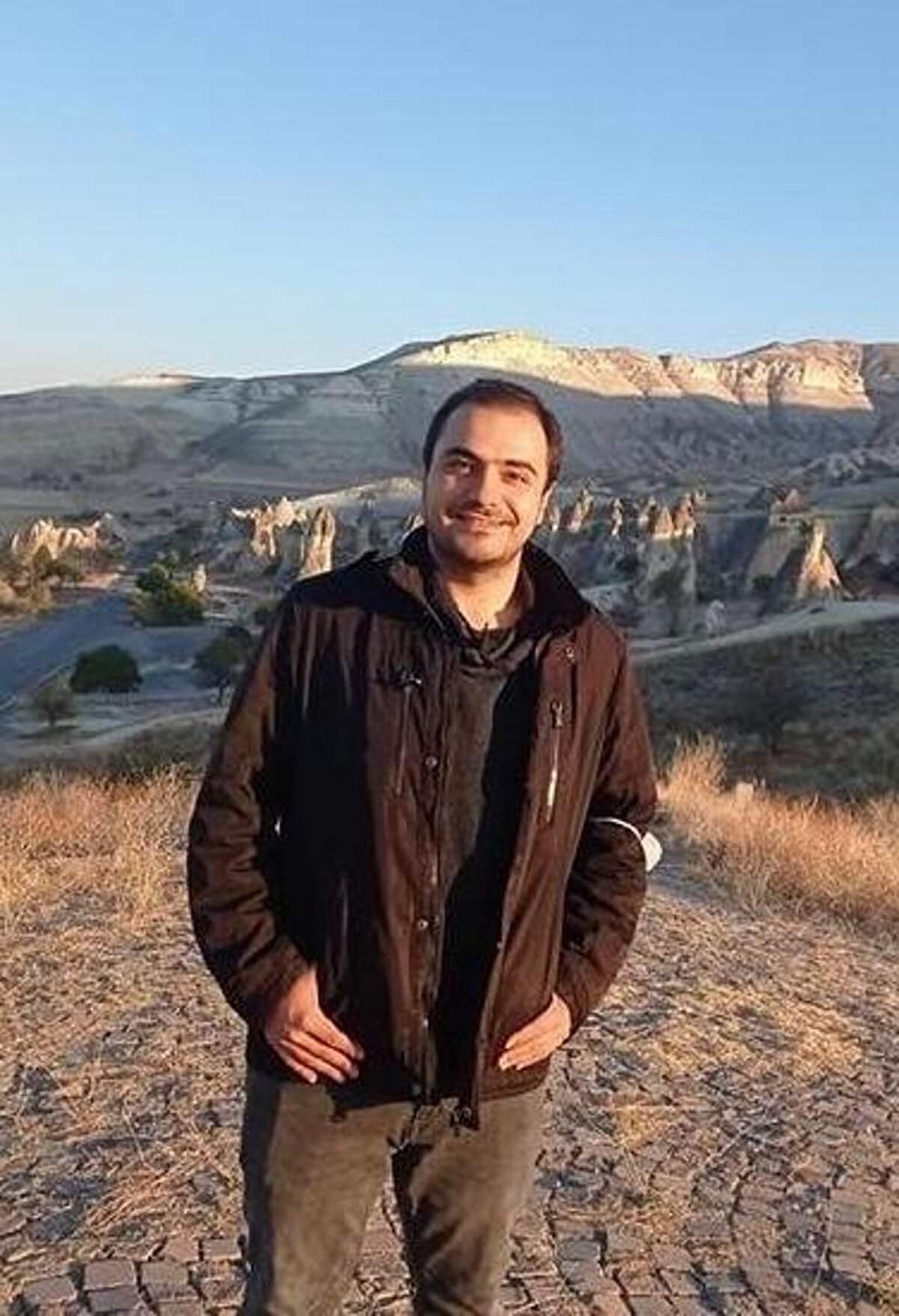 "Uyarmak için gittiğimde uçak kalkmıştı"<br><br>Sanık Mustafa K. ise 30 yıldır uçak teknisyeni olduğunu, uçağın bakımının kazadan 2 gün önce yapıldığını ve bakıma ilişkin kayıtları teslim ettiğini belirtti. Uçağı kimin uçuracağından haberi olmadığını söyleyen ve uçak kalktıktan sonra çalışanlardan birinin kendisine, güneş almaması için internetten aldıkları 'metal perde'yi uçağın tavanına taktıklarını söylediğini belirten Mustafa K., "Kazadan 2 gün önce bakım yaptığımda, bakımdan sonraki ilk gün 10 saat, bir sonraki günse 6 saat uçuş yapmıştır. Kazaya uğrayan uçağın bakımını havalanmadan 15 dakika önce yapmıştım. Uçak düştükten sonra konuştuğum çalışma arkadaşım bana, uçağa internetten metalden bir perde aldıklarını, bu perdeyi uçağın güneş almaması için tavan kısmına yerleştirdiklerini söyledi. Ben de 'Ne perdesi. Uçağın manuelinde bu yazmaz' dedim. Uyarmak amacıyla gittiğimde uçak kalkmıştı, telsizle bir yere bildirmedim, bakım ekibinde telsiz olmaz" diye konuştu. Söz konusu perdenin, uçağın kaza yapmasında etkili olma ihtimali olduğunu, perdenin demir olması ve uçak talimatlarında böyle bir aksamın yer almadığını belirten Mustafa K., kazanın bu perdenin pilotların üstüne düşmesinden kaynaklı olabileceğini öne sürdü.