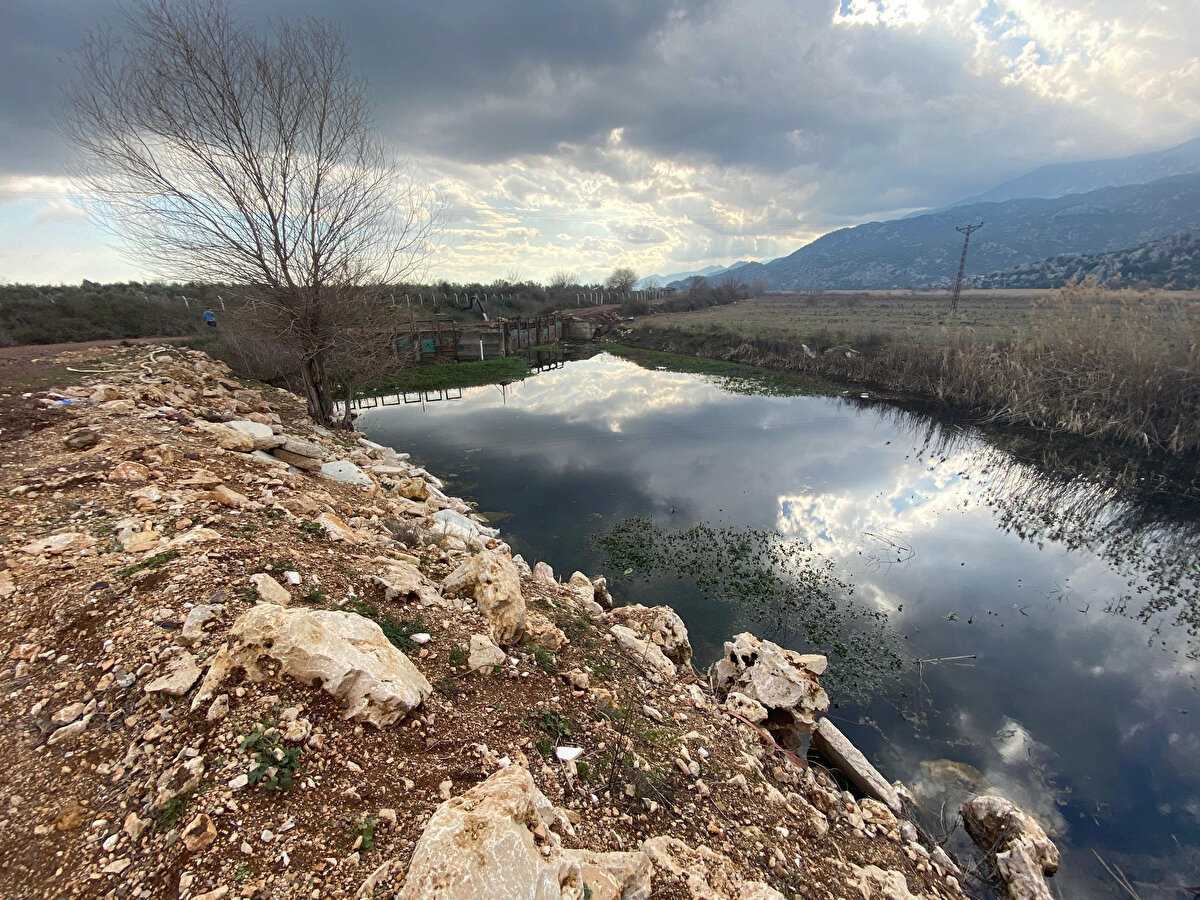 "Deprem kadar yıkım yapacak"<br><br>Deprem kadar susuzluğun da Türkiye için büyük tehlike olduğunu kaydeden Atakan Yüklü, “Kırkgöz kaynaklarının çevresindeki kaçak sondaj kuyularının kapatılması gerekiyor. Çünkü Kırkgöz'ün kaynağını kullanıyor. Bucak, Korkuteli, Çubukbeli'ne kadar çıkan kısımdan gelen bir su bu. Oradaki taş ocakları, maden ocakları, sanayi tesislerinin yer altı suyuna etkilerinin denetlenmesi gerekiyor. Deprem kadar susuzluk da büyük tehlike. Türkiye'de bir deprem gerçeği var, susuzluk da deprem kadar yıkım yapacaktır. Yer altı sularını korumak birinci görevimiz olmalı. Nasıl ki aldıysak 500 bin yıl öncesinden bu su kaynağını, çocuklarımıza ve onların çocuklarına da bırakmamız gerekiyor" dedi.