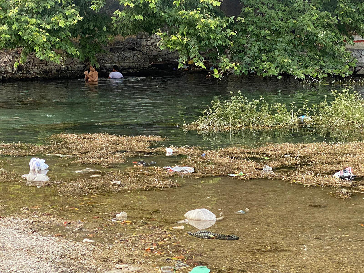 Türkiye'nin en büyük doğal mağarası Karain'de 500 bin yıl önce yaşayanların su ihtiyacını karşılayan, bugün de Antalya'nın en önemli su kaynaklarının başında gelen Kırkgöz Gölü, insanlık tarihinin kullanılan en eski kaynaklarından biri olarak biliniyor. Kırkgöz Gölü gerek doğal güzelliği gerek içinden geçtiği Döşemealtı ilçesinin tarımına hayat vermesi bakımından büyük önem arz ediyor. Antalya Kepez Elektrik Santrali'nin enerji üretiminin can damarı konumunda yer alan göl, önemli bir su kaynağı olması yönüyle de dikkati çekiyor.