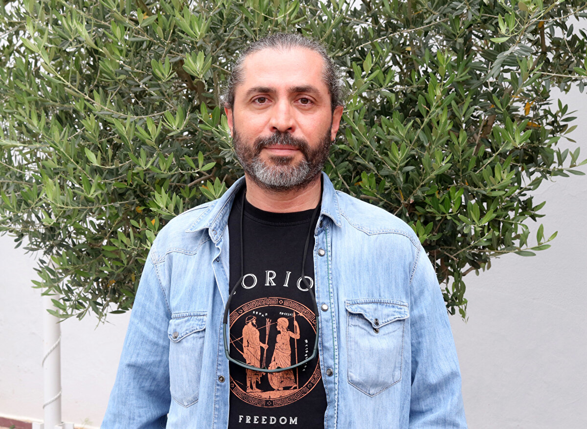 "Bir damla suya muhtaç olacağız"<br><br>Kırkgöz su kaynağının 500 bin yıl öncesinden miras kaldığını belirten Jeofizik Mühendisi Atakan Yüklü, “Karain Mağarasındaki ilk uygarlıkların kullandığı bir kaynak. Şu an Kırkgöz'ün çevresinde çok ciddi sanayileşme var. Kırkgöz kaynağı kirleniyor, çünkü havzası da geniş bir kaynak. Bucak'tan, yani yaklaşık 50 kilometrelik bir çaptan o kaynağın beslenimi var. Bizim Kırkgöz'ü korumamız gerekiyor ki gelecek nesillere de temiz bir su kaynağı olarak miras bırakalım. Artık kuraklık dünyanın bir sorunu. Hep diyoruz eski karlar yağmadı, eski yağmurlar yağmadı, yağmıyor. Sularımız da yavaş yavaş yok oluyor ve biz sadece izliyoruz. Bu bağlamda yine belediyelere, yerel yönetimlere ciddi iş düşüyor. Temiz su kaynaklarımızın olduğu yerlerde yapılaşmaya acilen sınırlama gerekiyor" dedi.