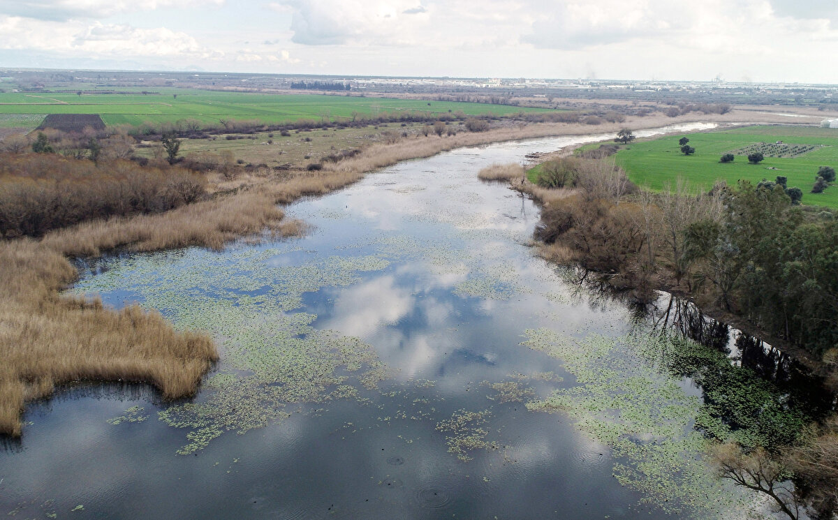 "Kimyasalı temizlememiz 100 yıl sürer"<br><br>Kırkgöz havzasına sanayileşme ve yapılaşmadan kaynaklı kimyasal bulaşması durumunda milyonlarca kişinin bu durumdan etkileneceğine dikkati çeken Yüklü, “Antalya halkı olarak sağlık açısından faturasını görürüz. O kimyasalın oraya ulaşması demek milyonlarca kişinin etkilenmesi demektir. Kırkgöz kaynağına bulaşacak bir kimyasalı temizlememiz en az 100 yıl sürer. Çünkü geniş bir hazne. 'Hadi Kırkgöz'ü kapatalım, suyunu boşaltalım, tekrar dolduralım' gibi bir şansımız yok. Bir depo değil burası, ya 100 yıl bekleyeceğiz ya şimdiden önlemimizi alacağız. Böyle giderse fazla bir ömrü yok, kirlilik devam ediyor. Çevresel kirlilik ve çevresindeki sanayileşme, tarımsal ilaç kullanımı, hayvancılığın gelişi güzel yapılması, çevrede aslında değişen bir şey yok. Bu alanı yerel yönetimler, hükümetin birlikte koruması gerekiyor."
