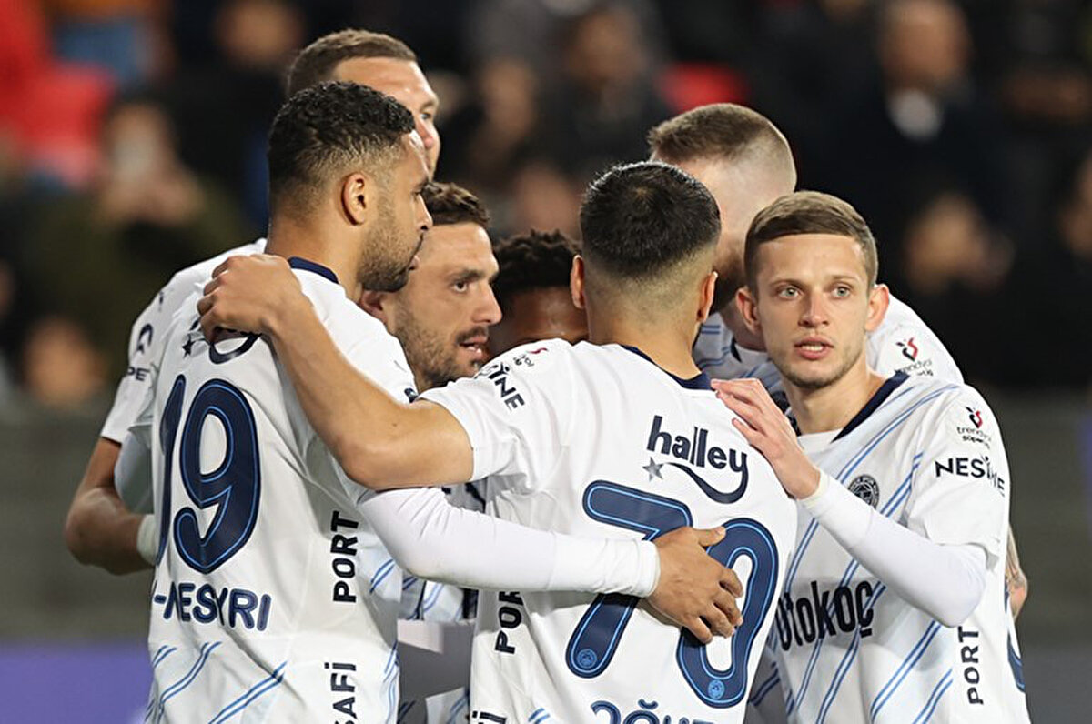 Buna göre yapay zeka, Fenerbahçe'nin Süper Lig'de bu süreçte 3 kez şampiyonluğa ulaşacağı öngörüsünde bulundu.<br>