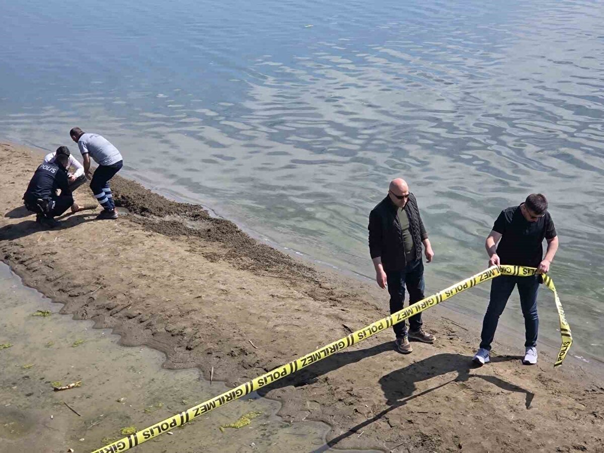 Suyun içinde farkedildi<br>İznik Gölü Orhangazi sahilinde bir vatandaş tarafından fark edilen bomba nedeniyle polis ekiplerine haber verildi.