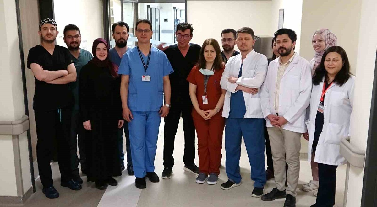 Yoğun bakım ünitesine alınan bebek, bir hafta sonra Çocuk Cerrahisi Uzmanı Prof. Dr. Hüseyin İlhan, Anestezi ve Reanimasyon Uzmanı Prof. Dr. Tayfun Aydın, doktorlar Serkan Telli, Merve Yaman, Süleyman Camgöz, Hüsam İbrahimoğlu, Turan Canmurat İzgi, Cemal Aksoy, Kübra İnan, Musa Turgut ve Ali Kaynak'tan oluşan ekip tarafından ameliyat edilerek, boynundaki 445 gram tümörden kurtuldu.