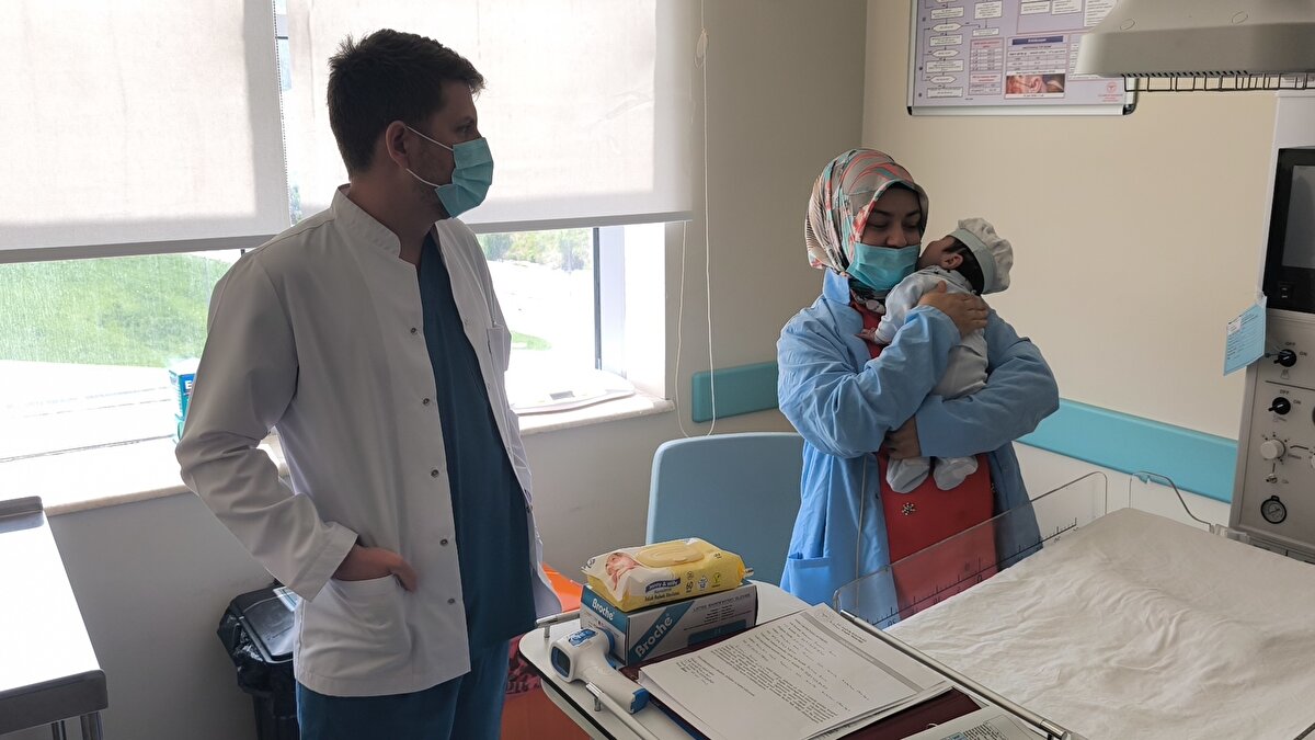 Mustafa ve Fatma Kara çifti, erkek bebeklerinin doğumu için Kütahya Şehir Hastanesine başvurdu.