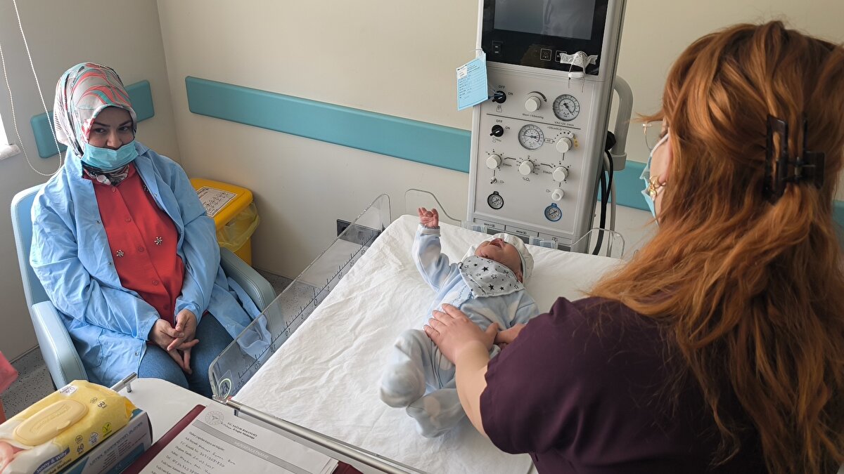 İsmi "Mehmet Eymen" konulan bebeğin annesi Fatma Kara da çok zor bir süreç geçirdiklerini, tümörün alınmasından sonra büyük mutluluk yaşadıklarını dile getirdi.