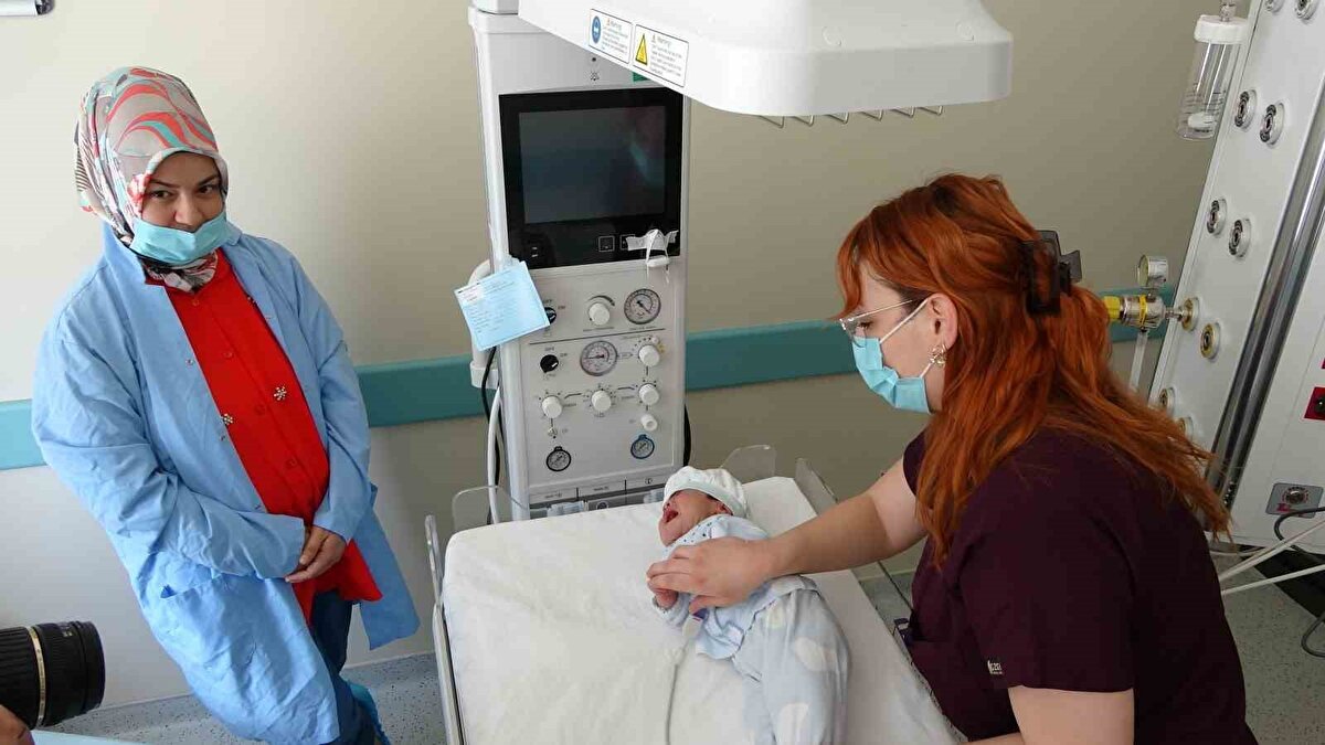 Aydın, bebeği, anneyle ilişkisi kesildikten sonra yoğun bakıma aldıklarını kaydetti.<br><br>Tümörün çıkarılması için bir hafta sonra bebeği ameliyat ettiklerini anlatan Aydın, "Gerçekleştirdiğimiz başarılı operasyonla bebeğin boyun kısmından 445 gram tümör çıkardık. Boynundaki kitleyi çıkardıktan sonra bebek daha rahat nefes almaya başladı. Bu durum bilimsel olarak da dünyada yedinci vaka. Tıp literatürüne geçecek bir operasyonu ekibimizle yaptığımız için çok mutluyuz." ifadelerini kullandı.