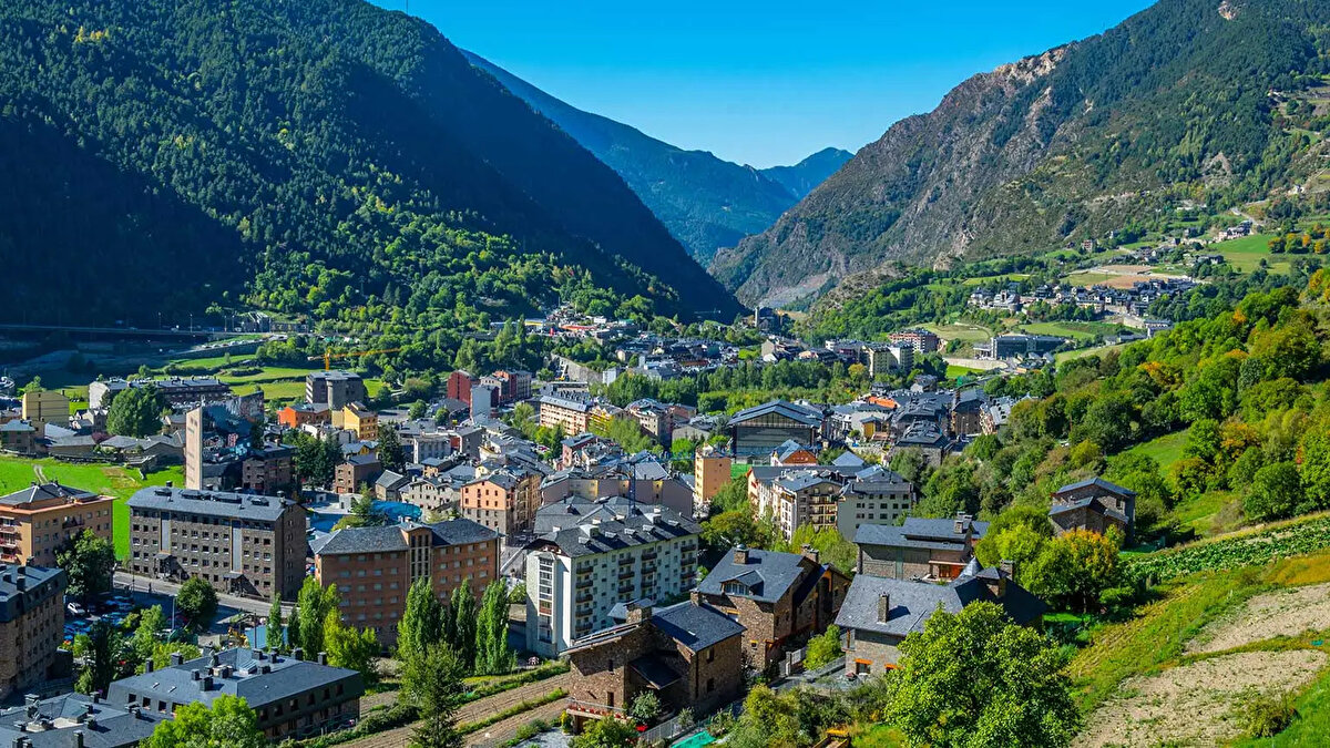 Andorra<br><br>▪Savunma, Fransa ve İspanya'nın sorumluluğunda<br><br>🔹Andorra, resmi adıyla Andorra Prensliği Katalonya'da bulunan Urgell piskoposu ve Fransa cumhurbaşkanı olmak üzere iki eş prens tarafından yönetilen bir diarşidir<br><br>🔹Avrupa'nın en küçük altıncı ülkesi ve yaklaşık 77.000 nüfusa sahip
