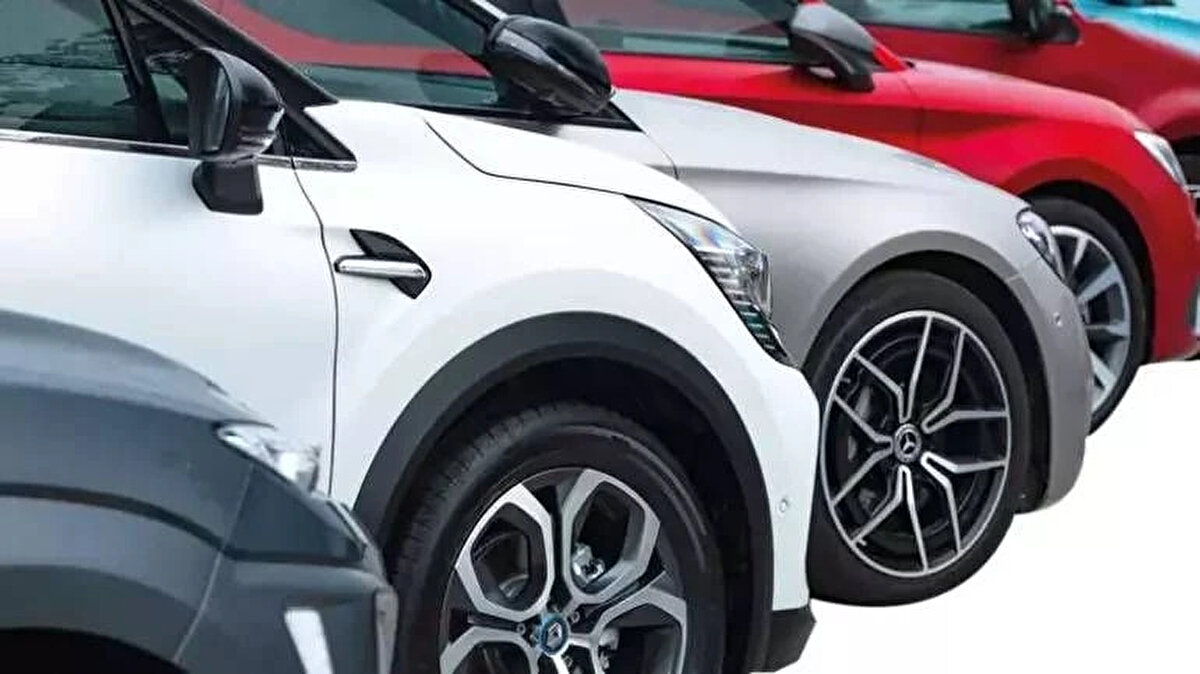 Yetkili servislerde periyodik bakımlar (20 bin - 50 bin km arası) 15 bin - 40 bin lira arasında değişiyor. Yine sigorta fiyatlarında da artışlar yaşandığı görülüyor. Bugün binek bir otomobilin trafik poliçesi 10 bin - 30 bin lira arasında değişiyor.