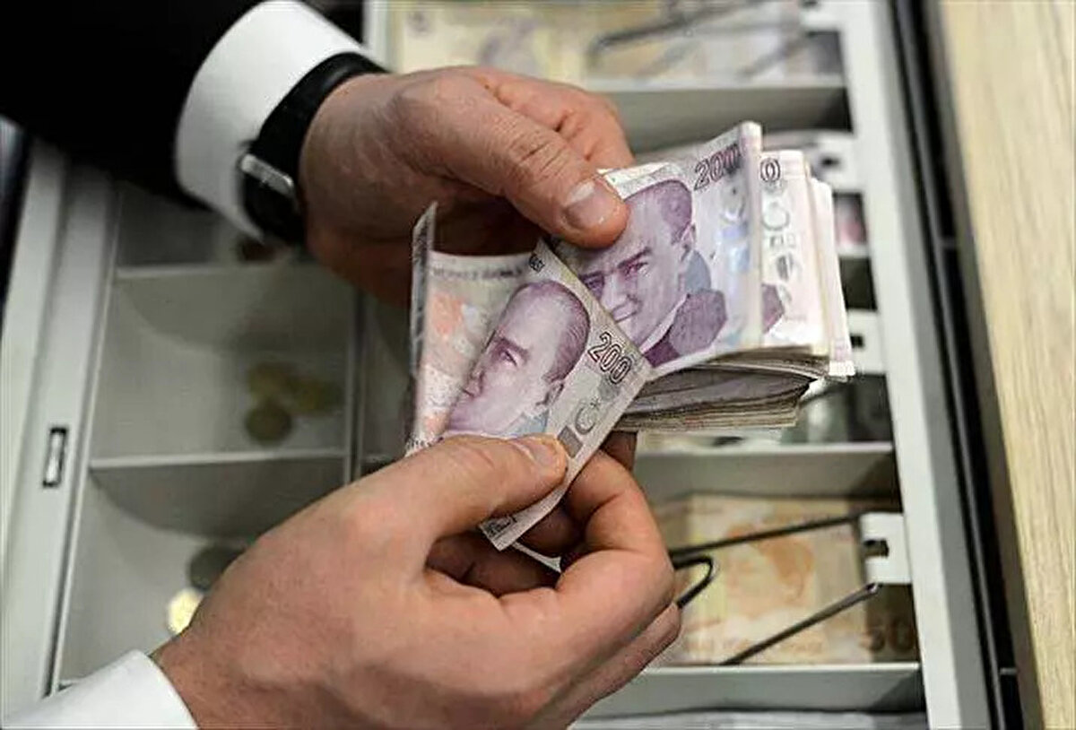 Birinci derecedeki memura 3600 ek gösterge<br><br>Daha önce çıkartılan 3600 ek gösterge ile milyonlarca kamu çalışanının emekli maaşı ve ikramiyeleri artmıştı. Şimdi birinci dereceye çıkmış bir memur için otomatik olarak 3600 ek gösterge uygulanması ile ilgili düzenleme de sırada bekliyor. Bu uygulama görevdeki memurlarla ilgili olacak emeklileri ilgilendirmeyecek.<br><br>