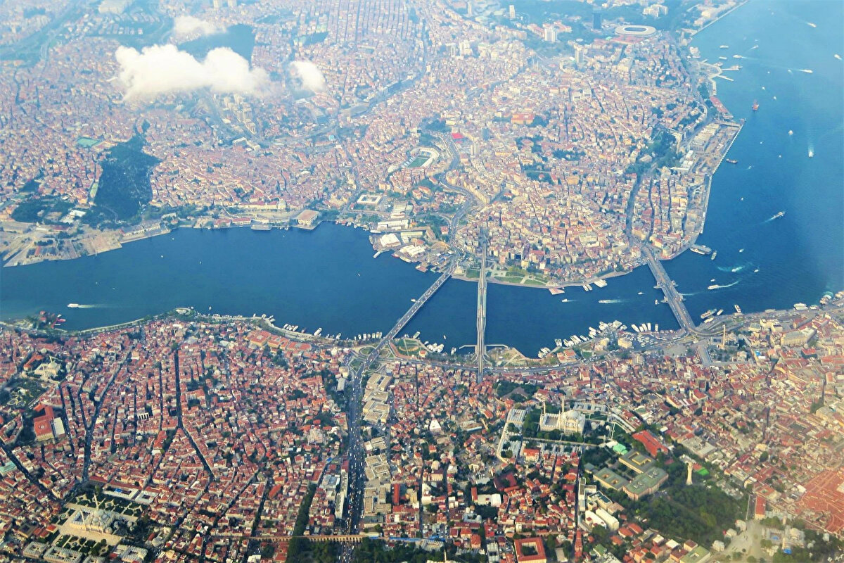 7.5 büyüklüğünde deprem senaryosu <br><br> İstanbul için en kötü senaryo olan 7.5 büyüklüğündeki bir depremin neler yaratabileceği sorusuna cevap arandı. Kent geneli için üretilen senaryoya göre İstanbul’da yaklaşık 190 bin 800 bina orta ve daha üst seviyede hasar görecek ve yaklaşık 2.5 milyon kişi acil barınma ihtiyacı yaşayacak. Senaryolar tüm ilçeler için mahalle mahalle detaylandırıldı.