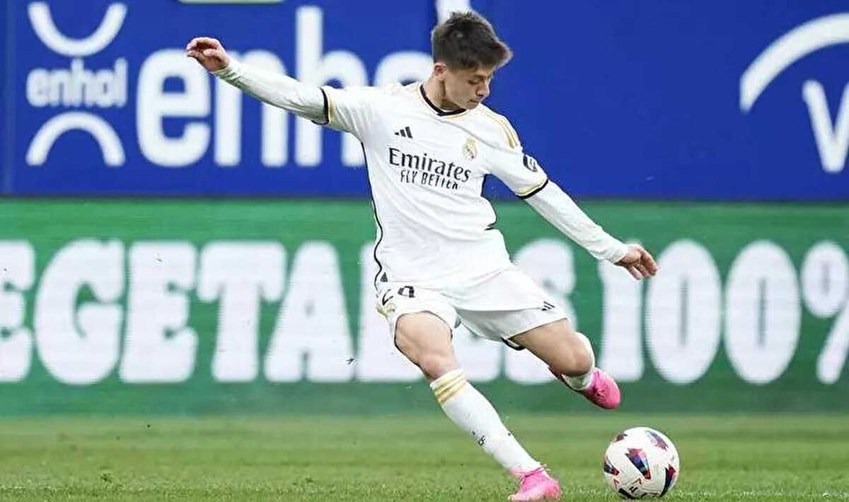 Barcelona devre arasında nabız yokladı <br><br>İspanyol basınında yer alan haberlere göre, Barcelona geçen sezon renklerine bağlayamadığı Arda Güler için ara transfer döneminde nabız yokladı.