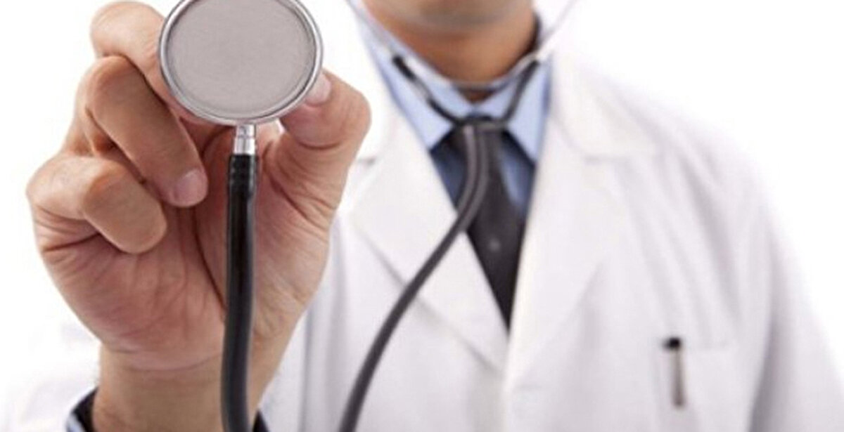 Aile hekimine 1 yıl gitmeme ve o ilde sağlık hizmeti alınmaması kriteri<br><br>Bu oranların daha da artması, kişilerin düzenli olarak sağlık kontrolünde olabilmesi için mutlaka yaşadıkları yerde aile hekimliklerine kaydolmaları gerektiğinin altını çizen Demirkol, şöyle devam etti:<br><br>"Böylece tarama sayılarımızı artırmayı, koruyucu sağlık hizmetlerimizi daha etkin vermeyi ve kişinin, birinci basamak tüm sağlık hizmetlerini, kanser taramaları da dahil olmak üzere, yaşadığı yerde aile hekiminden almasını istiyoruz. Kişinin aile hekimi kaydı başka bir ilde, ikamet adresi başka bir ilde olmasın istiyoruz.<br><br>Burada da 1 yıl içerisinde aile hekimine gitmemiş ve o aile hekiminin bulunduğu ilde sağlık hizmeti almamış olmayı kriter olarak aldık. O vatandaşlarımızın aile hekimliği kayıtlarını, ikametlerinin bulunduğu ile taşıyoruz. Orada İl Sağlık Müdürlüğümüz de bu kişileri ikamet adreslerinin bulunduğu en yakın aile hekimine alacaklar ve vatandaşlarımız da tekrar eski aile hekimine dönmek isterlerse bir ay içerisinde eski aile hekiminin bulunduğu ile e-Nabız üzerinden girerek bu nakil işlemlerini yapmış olacaklar."