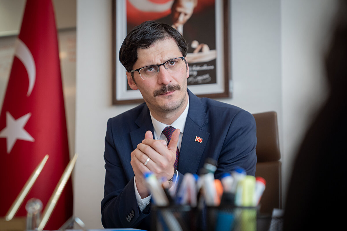 Türkiye genelinde 6 Mayıs itibarıyla devreye alınacak yeni uygulamaya ilişkin açıklamalarda bulunan Halk Sağlığı Genel Müdürü Muhammed Emin Demirkol, bu uygulamayı, "Sağlıklı Türkiye Yüzyılı" programı kapsamında, koruyucu sağlık hizmetlerinin daha etkin sunulması için hayata geçirdiklerini belirtti.<br><br>Koruyan, geliştiren ve üreten bir sağlık modeliyle koruyucu sağlık hizmetlerine büyük önem verdiklerini vurgulayan Demirkol, bu kapsamda aile hekimliklerini güçlendirdiklerini söyledi. Demirkol, güçlü aile hekimliğinin güçlü bir sağlık sistemini ve sağlıklı nesilleri oluşturduğuna dikkati çekti.