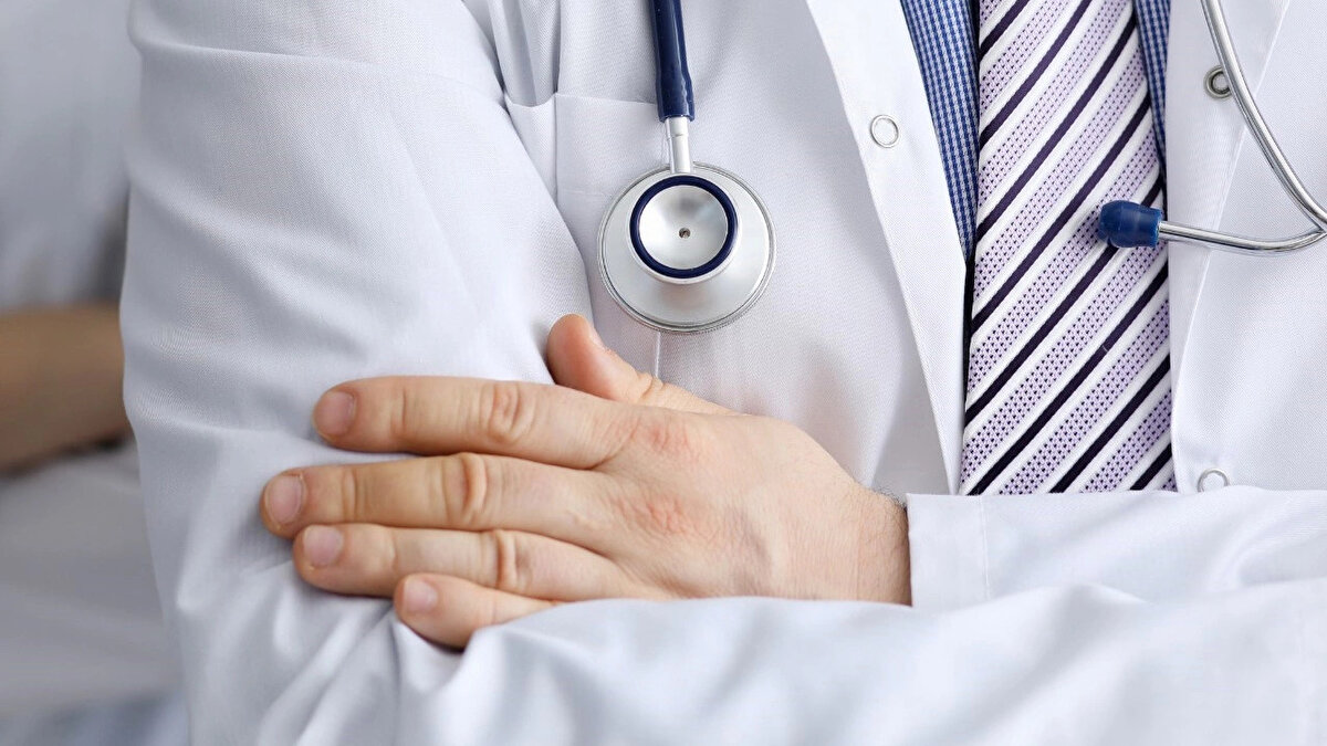 Sağlık Bakanlığı, vatandaşlara SMS'le bilgilendirme yapacak<br><br>Bu sistemi aile hekimlerinin de talep ettiğini, vatandaşların daha etkin sağlık hizmeti alabilmesi için bu çalışmayı yürüttüklerini vurgulayan Demirkol, "Çok kıymetli, çok kapsamlı birinci basamak hizmeti sunuyoruz. Kanser taramalarından, kronik hastalık taramalarına kadar çok geniş bir yelpazede sağlık hizmeti sunuyoruz. Hiçbir vatandaşımız bu hizmetten mahrum kalmasın istiyoruz." dedi.