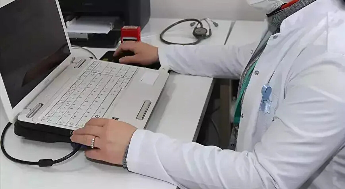 Sistem, aynı ildeki farklı ilçeleri kapsamıyor<br><br>Demirkol, 6 Mayıs itibarıyla uygulamaya geçecek sistemin farklı illeri kapsadığını, aynı il içindeki farklı ilçeleri kapsamadığını bildirdi.<br><br>"Bir kişinin aile hekimi başka bir ilçede, ikamet adresi başka bir ilçede olabilir onlar için şu anda bir aksiyonumuz yok." diyen Demirkol, bunun sadece, aile hekimini bulunduğu şehir ile ikametinin bulunduğu il farklı olan ve bir yıldır aile hekiminin bulunduğu ilde sağlık kuruluşlarına başvurmayan kişileri kapsadığının altını çizdi.