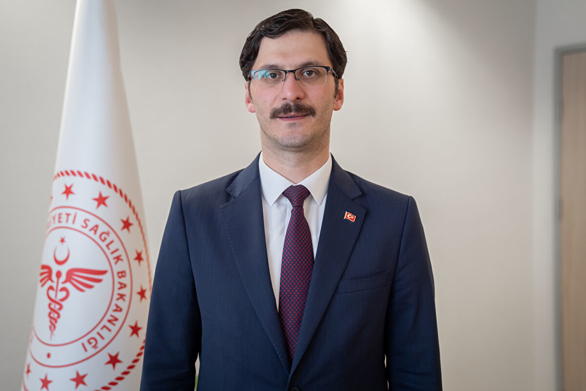 Demirkol, sözlerini şöyle tamamladı:<br><br>"Bu sistem içerisinde olan vatandaşlarımızın aile hekimliği kaydı, ikametinin bulunduğu ile alındığında kendilerine Sağlık Bakanlığımız tarafından bir SMS gönderilecek. Bu SMS ile kayıtlarının alındığını öğrenmiş olacaklar. Orada da bilgilendirme içerisinde başvuracakları yöntem de yazmış olacak ve bir ay içerisinde tekrar eski aile hekimine dönmek isterlerse de dönebilecekler."