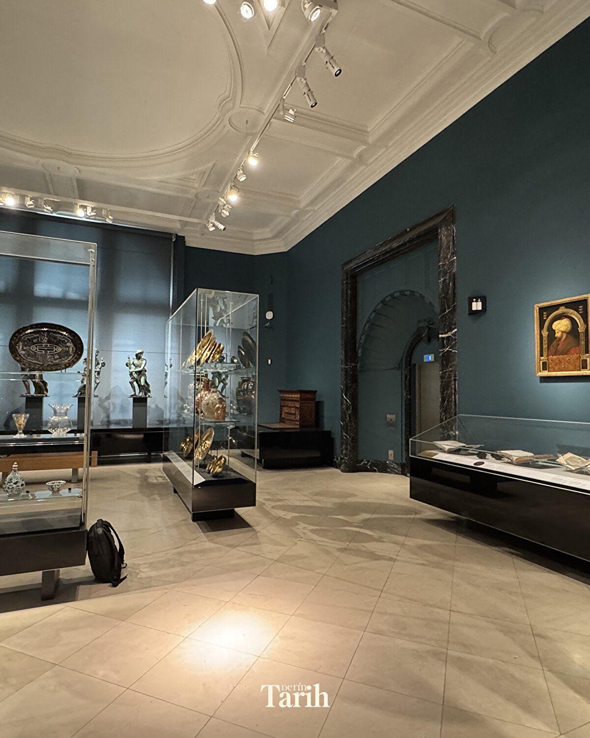 Dönemin portre çiziminde sık kullanılan yan duruş, Fatih portresinde de ziyaretçilerin karşısına çıkıyor. Fatih'in burnunun kemerli çizilmesi, bir kişinin olduğu gibi resmedilmesinin ilk örneklerinden sayılırken kırmızı-beyaz sarık siyasi ve dini pozisyonunu temsil ediyor.