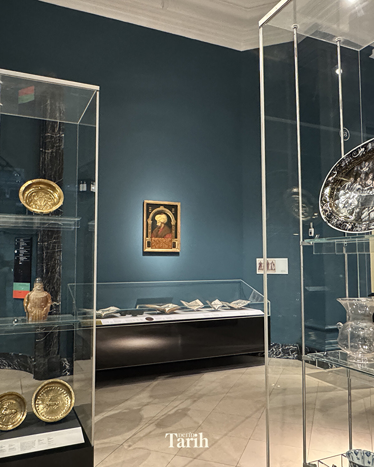 Çeşitli dönemlerde yapılan müdahaleler ve koruma çalışmaları nedeniyle portrede tahribatlar bulunuyor. Bunlar arasında Fatih'in içinde tasvir edildiği kemerli kapının ayak kısmındaki yazılar dikkati çekiyor.