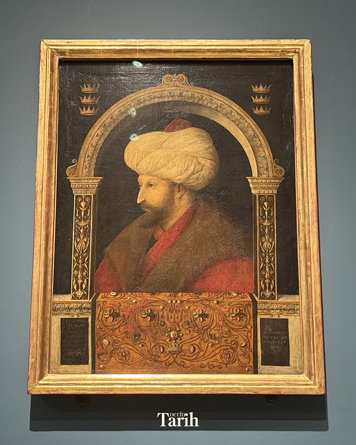 Portrenin üst köşelerinde yer alan üçer tacın ise Fatih Sultan Mehmet'in sona erdirdiği üç devleti simgelediği düşünülüyor.