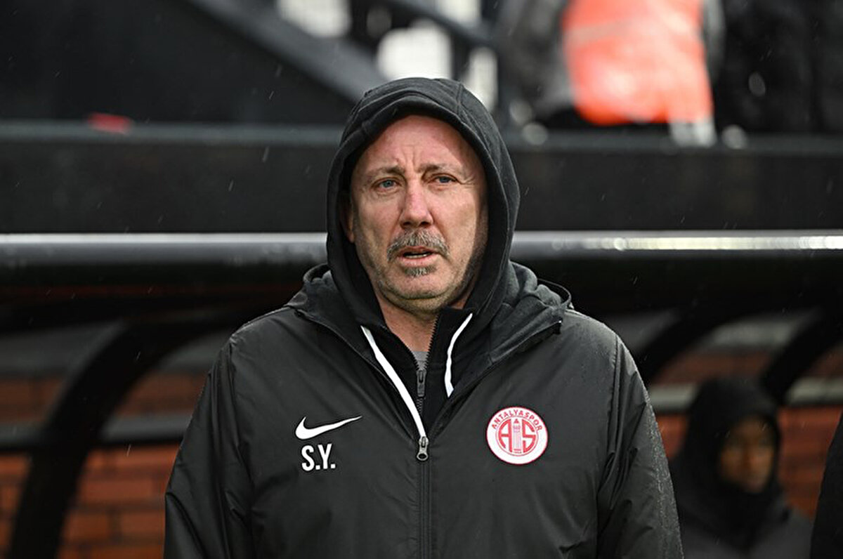 Ghezzal da Leicester City'de kadro dışı. İkisini de biz buradan aldık, açlardı bunlar, ihtiyaçları vardı. Aldığımız sene çok mücadele ettiler, çok savaştılar çünkü açlardı.<br>