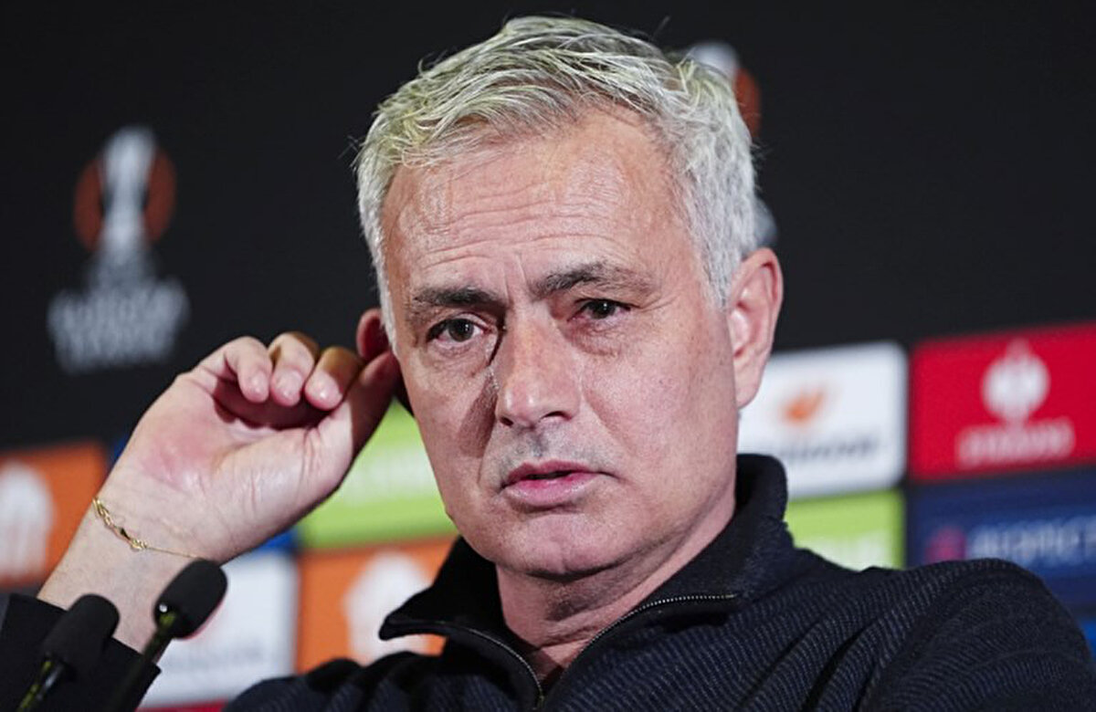 Fenerbahçe yönetimi yeni sezonda da takımı Jose Mourinho'ya emanet edeceğini bildirse de Portekizli teknik adamla ilgili dikkat çeken haberler gelmeye devam ediyor.<br>