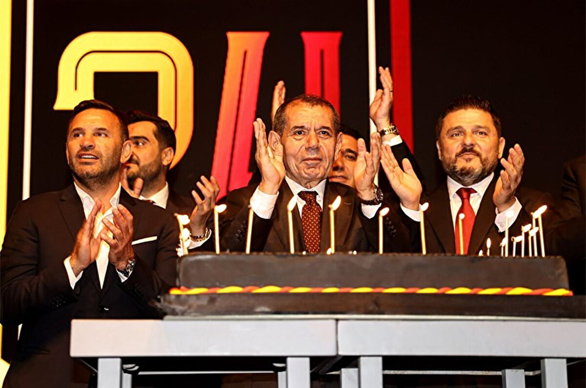 Galatasaray forma tedarikçisi marka ile daha önce yaptığı görüşmede şampiyonluğun ilan edilmesiyle birlikte 5 yıldızlı formaların hemen satışa çıkarılması kararı almıştı. Cimbom böylece 730 bin seviyelerinde olan forma satışı sayısını sezon sonunda 1 milyona çıkarmayı hedefliyor.<br>
