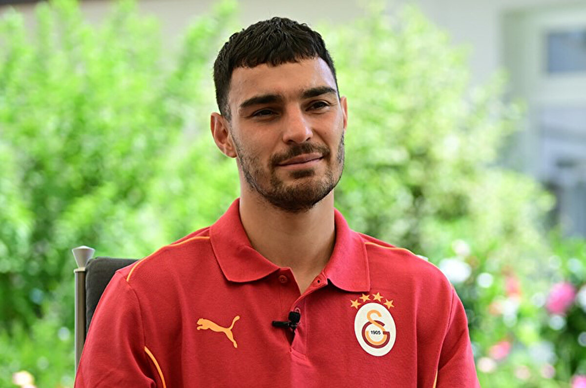 Galatasaray, Kaan Ayhan ile 2027'ye kadar sözleşme uzatıldığını TFF'ye bildirdi.<br>