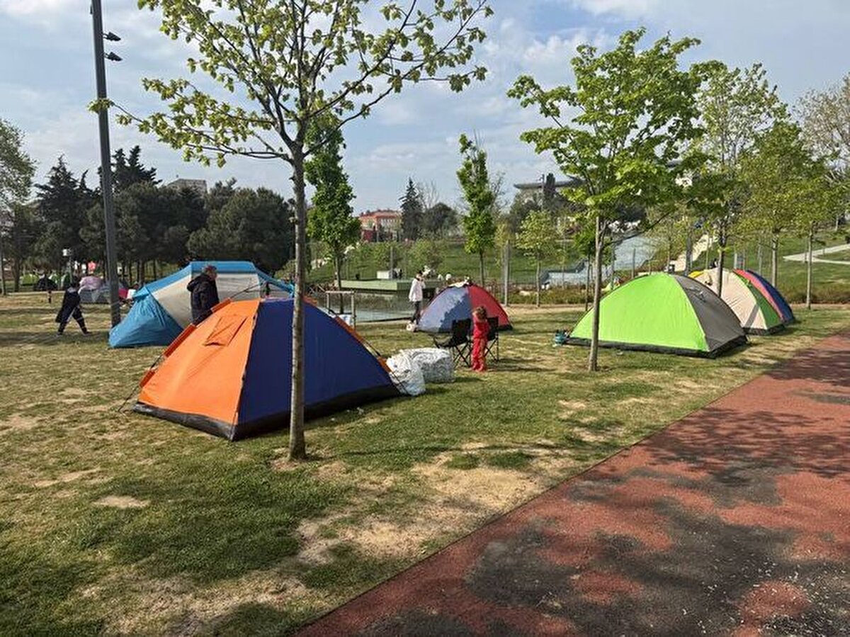 Rapora göre, 23 Nisan 2025'te saat 12.49'da Marmara Denizi'nin orta kesiminde yer alan Orta Marmara Sırtı'nda yerin 13 kilometre derinliğinde meydana gelen deprem yaklaşık 13 saniye sürdü.<br><br>Deprem, 26 Eylül 2019'da yaşanan 5,8 büyüklüğündeki Silivri depreminin yaklaşık 5 kilometre güneyinde gerçekleşirken, 25 Nisan itibarıyla bölgede 291'in üzerinde artçı sarsıntı kaydedildi.