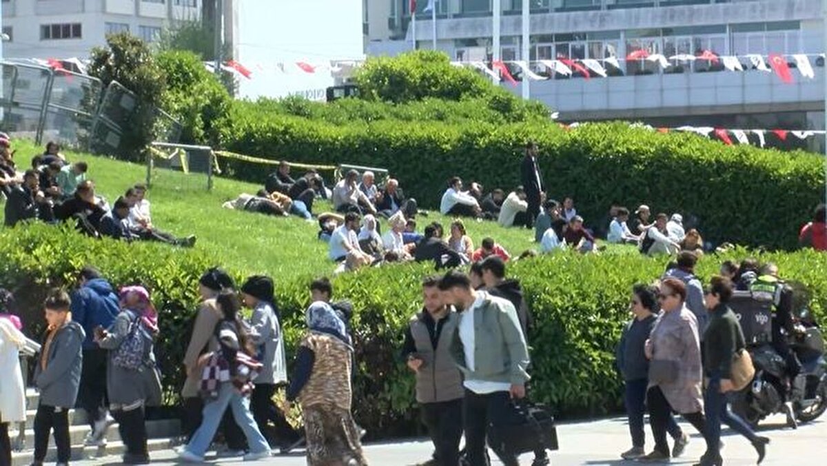 Deprem merkezinden 200 kilometre yarıçaplı alanda ölçülen en yüksek yer ivmesi, merkez üssüne yaklaşık 50 kilometre uzaklıktaki İstanbul Küçükçekmece'de kuzey-güney yönünde 0,2 g olarak kaydedildi. Diğer yüksek ivme değerleri ise Sazlıbosna Barajı'nda 0,16 g, Marmara Ereğlisi sahilinde 0,1 g ve Arnavutköy'de 0,1 g ölçüldü.<br><br>Raporda, ivme değerlerinin yalnızca uzaklıkla değil, zemin özellikleri, topoğrafya ve jeolojik yapı ile de bağlantılı olduğu, mevcut azalım ilişkileriyle ölçülen değerler arasındaki uyumun yüzde 65'in altında kaldığı, bu nedenle yeni nesil dinamik azalım modellerine ihtiyaç duyulduğu değerlendirmeleri yer aldı.