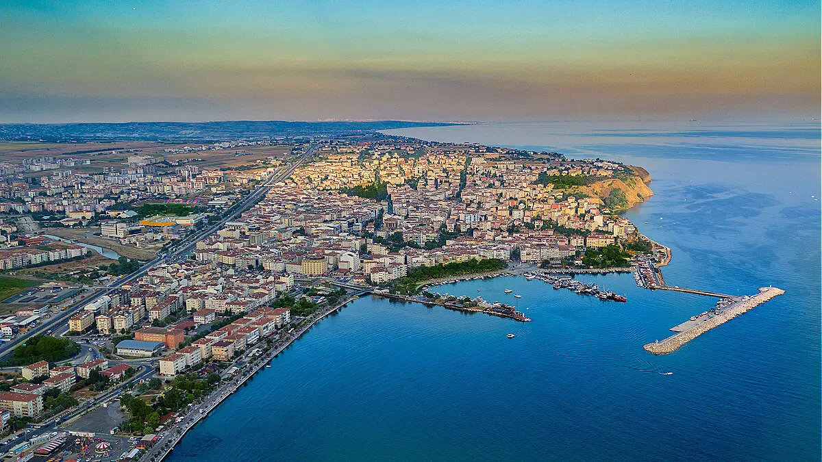 Depreme karşı önlem almanın önemine işaret eden Yaltırak, "Bir kova düşünün, dört gözlü. Bu kovanın içi doluysa, dört parça da bir anda boşalabilir. Ya hepsi boşalırsa, biz ona göre önlem almazsak ne olur? Bir segment kırılırsa 7,1 olur, diğeri de kırılırsa 7,4, üçü kırılırsa 7,6, dördü kırılırsa 7,8. Eğer siz 7,1'e göre şehirlerinizi tasarlarsanız, 7,8 olursa ölürsünüz ama 7,8'e göre hazırlarsanız, 7,1 olursa bir şey olmaz. Bu kadar basit. Toplumun bunu anlaması lazım." şeklinde konuştu.
