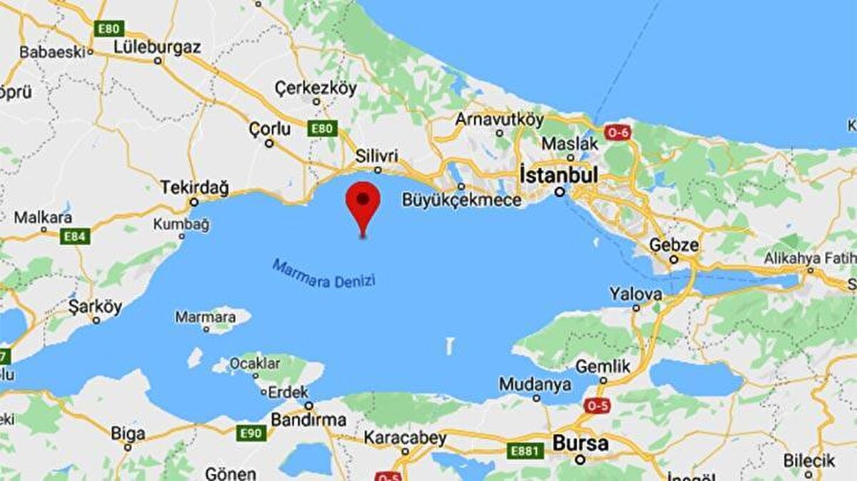 "Mühendis olarak görevimiz, toplumun karşı karşıya kalabileceği en büyük riski tanımlamak"<br><br>Prof. Dr. Yaltırak, Marmara için sıkça anılan 7,8 büyüklüğündeki deprem senaryosunun korku yaratmak amacıyla değil, gerçek mühendislik hesabıyla ortaya konulduğuna dikkati çekti.<br><br>7,8 büyüklüğündeki depremi kendilerinin uydurmadığını vurgulayan Yaltırak, "Bu sayı, bilimsel olarak yapılmış doktora çalışmalarıyla, moment hesaplarıyla, fay uzunluklarıyla hesaplandı. Yani bu rakamın arkasında ciddi bir akademik emek, yüzlerce uzmanın çalışması var. Mühendis olarak görevimiz, toplumun karşı karşıya kalabileceği en büyük riski tanımlamaktır." ifadelerini kullandı.