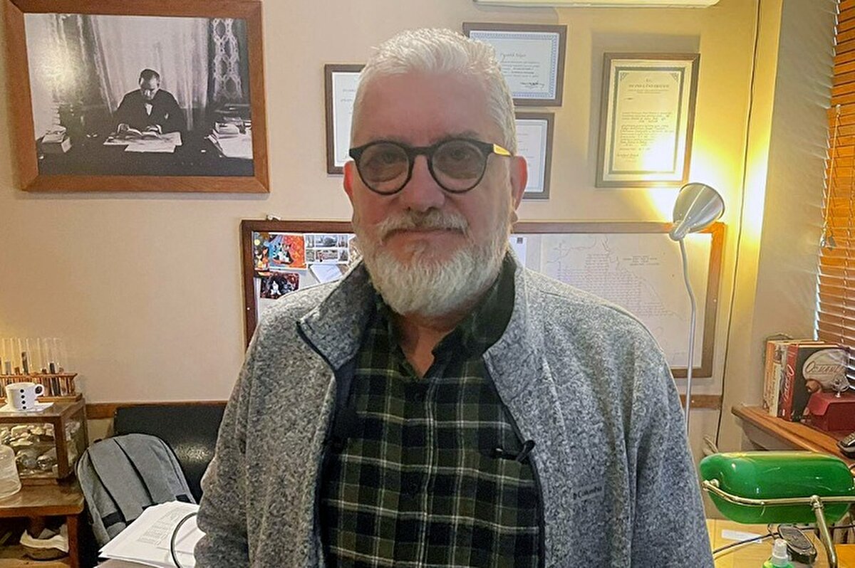 Prof. Dr. Yaltırak, sözlerini şöyle tamamladı:<br><br>"Ama insanlar duymak istediklerini dinliyor. Bu, bilimden uzaklaşma hali. İnsanlar gerçekleri konuşanlara değil, kendilerini rahatlatanlara inanıyor ama gerçek şu ki doğanın keyfi yok. Unutuldukça deprem hatırlatıyor kendini. 'Yarın Marmara'da 6,5 büyüklüğünde bir deprem olmayacak.' diyemem. Olursa da bilmiş olmam. Bu bir tahmin değil, bir risk yönetimi meselesidir. Bizim görevimiz, en büyük riski tanımlayıp buna karşı kentsel dönüşüm planlamak, afet senaryosu üretmek."