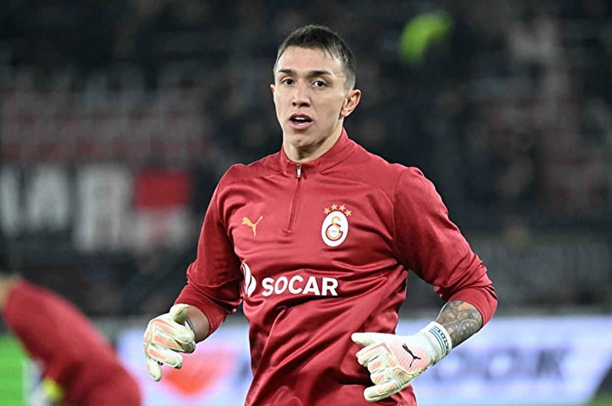 Muslera'nın Penarol'e transfer olma ihtimaliyle ilgili de konuşan Ruglio, "Kariyerine, Nacional'deki altı aylık görevine ve Wandereres’taki altyapı eğitimine duyduğum saygıdan dolayı bir şey söylemeyeceğim" ifadelerini kullandı.<br>