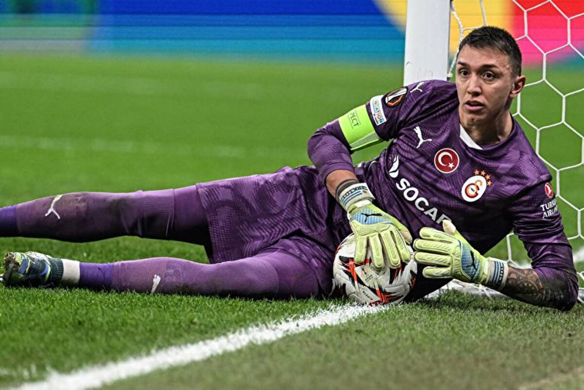 Muslera'nın Galatasaray ile yeni sözleşme imzalamayacağını söyleyen Ignacio Ruglio, deneyimli kalecinin bu kararı aslında geçen yıl aldığını ancak o dönem sarı-kırmızılılarla 1 senelik yeni sözleşme imzaladığını belirtti.<br>