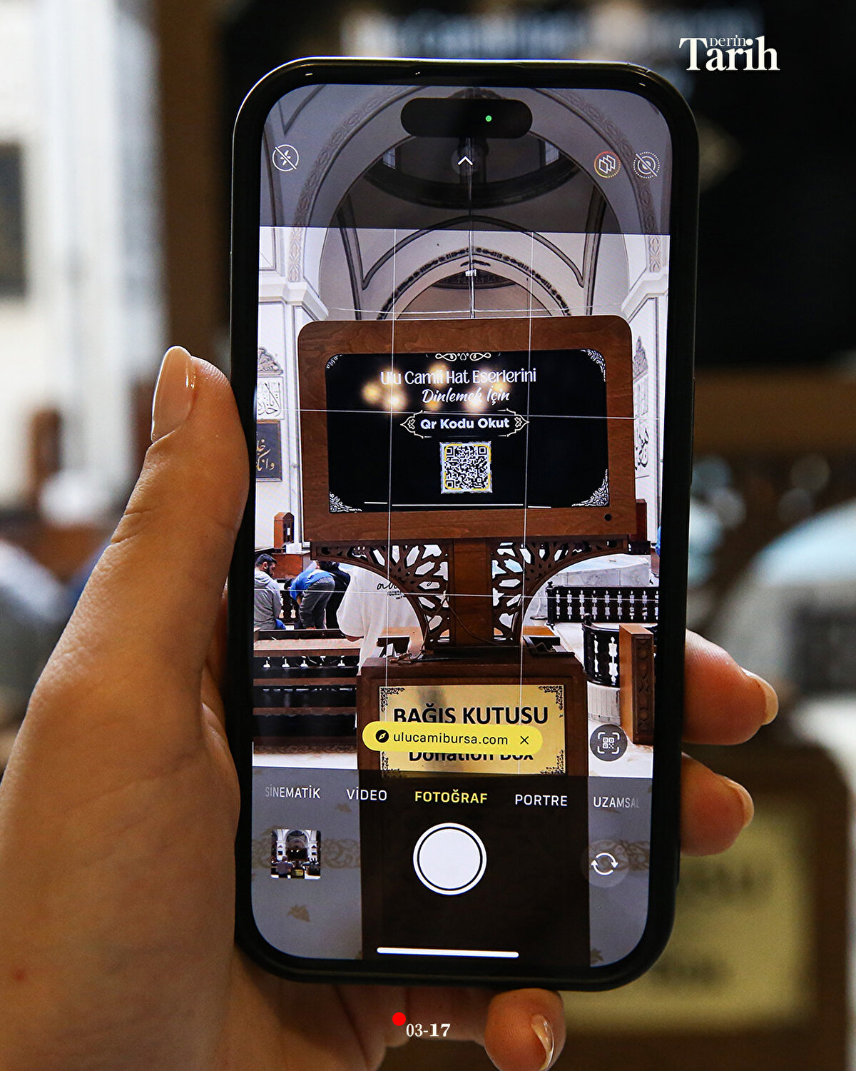 Erken dönem Osmanlı sanatının tüm özelliklerini yansıtan Ulu Cami, duvarlarını süsleyen, farklı hattatlar tarafından yazılmış hat levhaları ve duvar yazılarıyla "hat sanatları müzesi" olarak anılıyor.