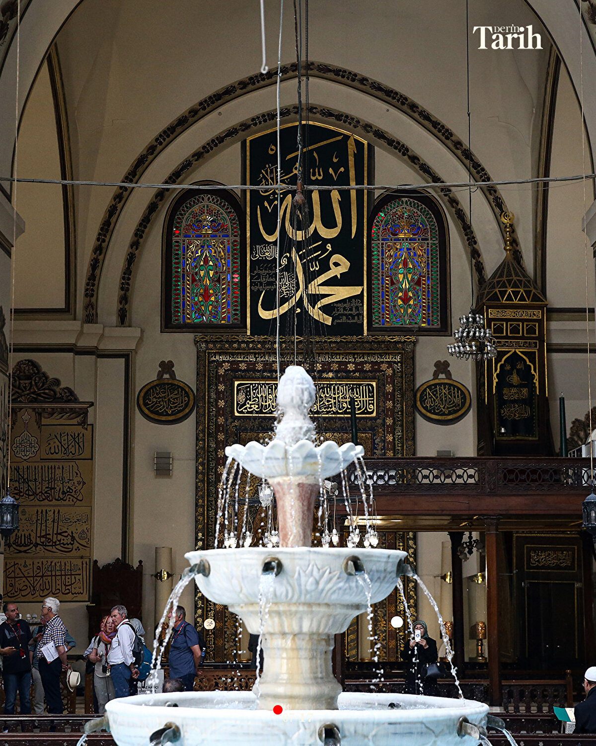 Camide II. Mahmud'a ait bir levha da yer alıyor. Hat sanatının özgün örnekleri olarak gösterilen yazılar arasında "vav" harflerinin çokluğu dikkati çekiyor.