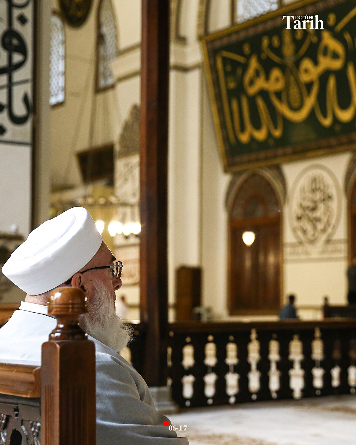 Caminin içini adeta hat müzesine çeviren ayaklarda ve duvarlardaki yazılar Abdülfettah Efendi, Kazasker Mustafa İzzet Efendi, Sami Efendi, Mehmed Şefik Bey gibi meşhur hattatlara ait.
