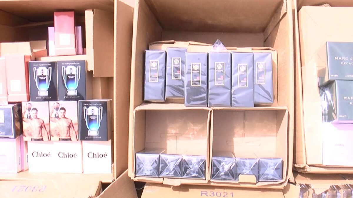 Emniyet Müdürlüğü Güvenlik Şube Müdürlüğü ekiplerince, Bakırköy Cumhuriyet Başsavcılığı koordinesinde sahtecilik suçunun önlenmesi için yapılan çalışmalarda, Bağcılar'da piyasaya sürülmeye hazır birçok markanın adını taşıyan parfümlerin bulunduğu 4 adres tespit edildi.