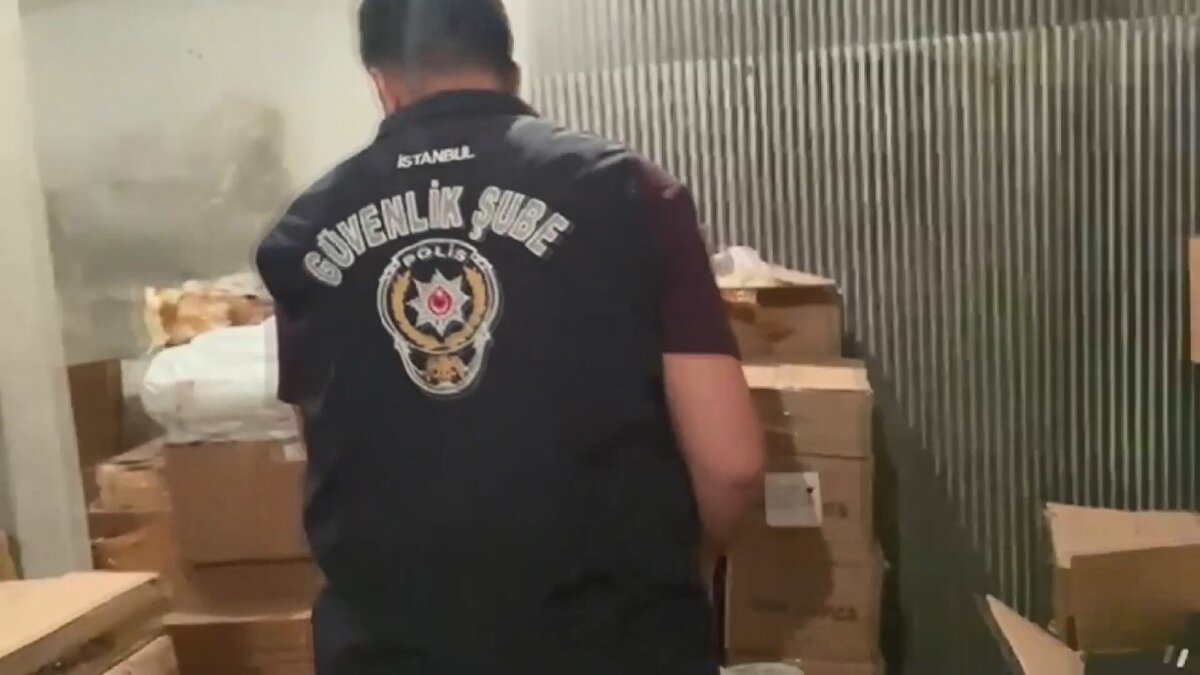 Operasyonda ele geçirilen ürünler emniyetin Vatan Caddesi'ndeki yerleşkesinde sergilenirken, İstanbul Emniyet Müdürü Selami Yıldız burada çalışmalarla ilgili bilgi aldı.