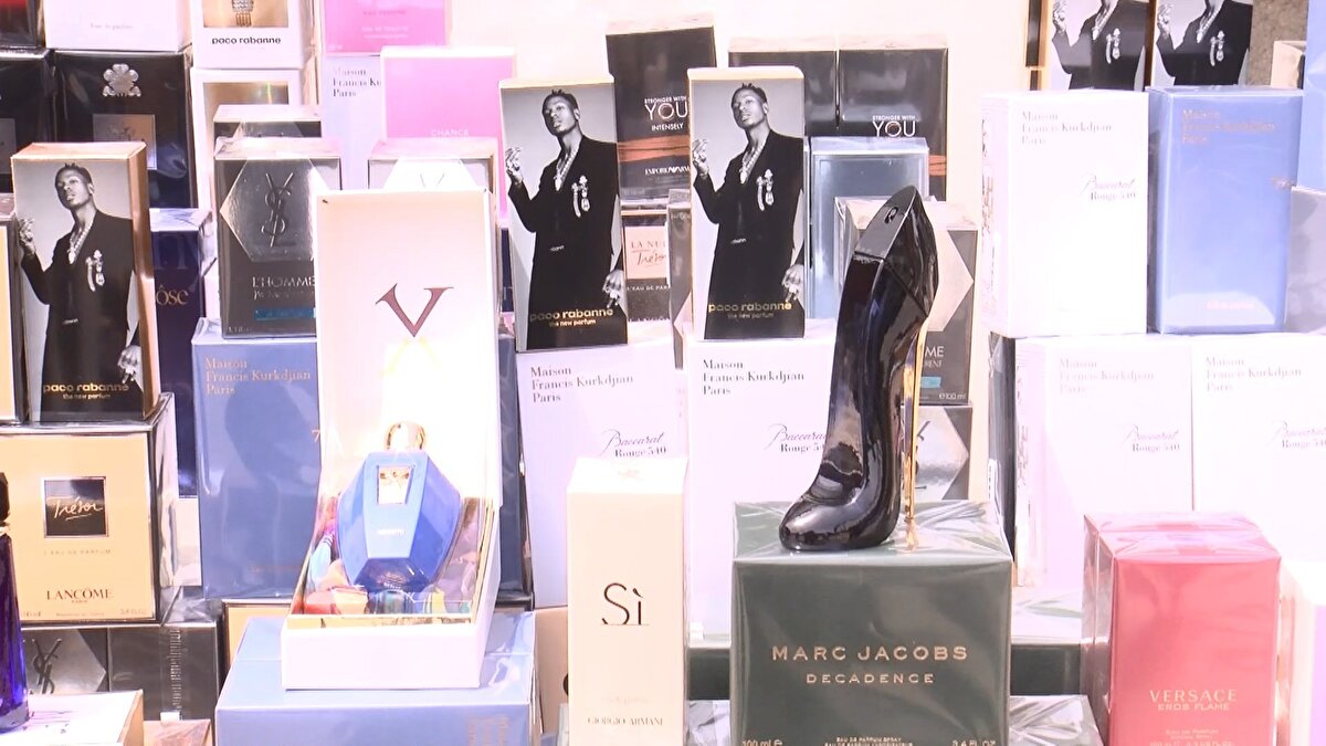 Adreslere düzenlenen eş zamanlı operasyonda 1 şüpheli yakalanırken, piyasa değerinin 110 milyon lira olduğu değerlendirilen 20 bin 435 şişe parfüm ile 109 bin 436 boş kutu, şişe, etiket ve kapaklar bulundu.