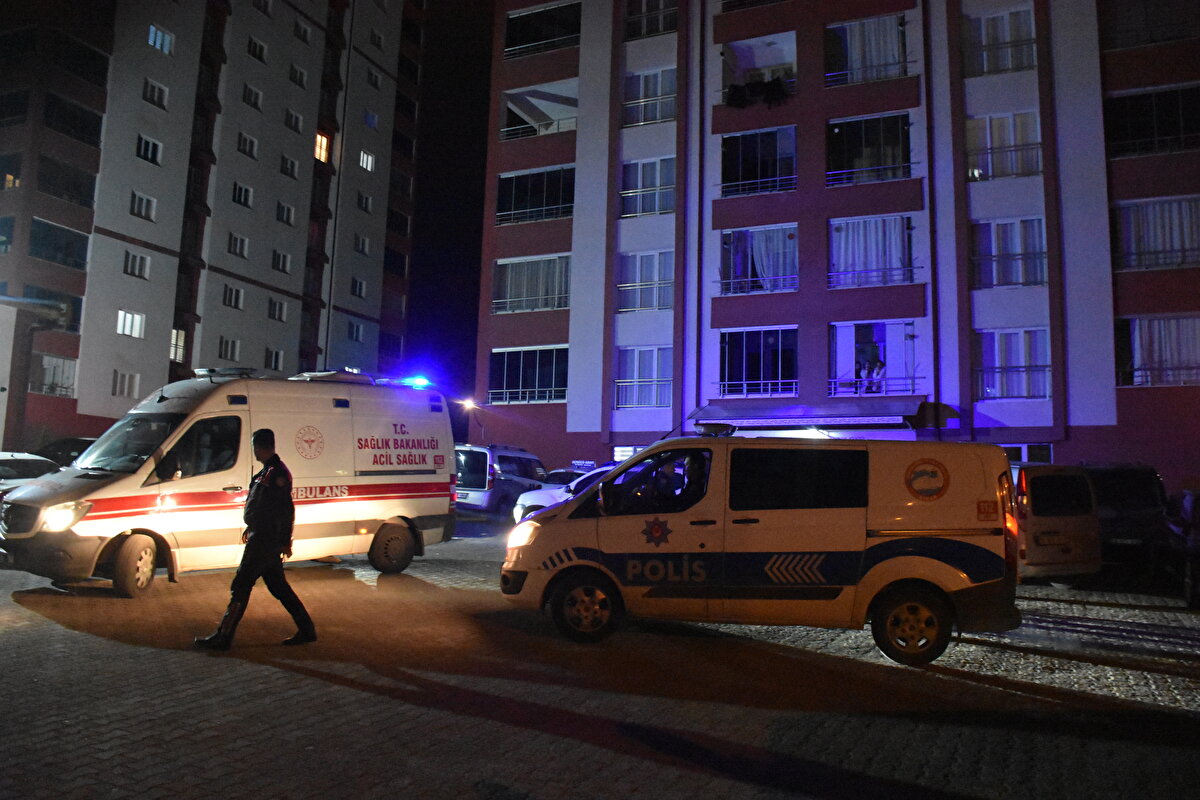 Olay, dün saat 00.00 sıralarında Kılavuz Mahallesi 58'inci Sokak'taki İdil Apartmanı D Blok 12'nci kattaki dairede meydana geldi. Köyüne yakınlarının yanına giden Ayşegül Şimşek, gece geç saatlerde eve geldiğinde çocukları Umutcan ve Melisa Şimşek'i kanlar içinde hareketsiz buldu. Annenin feryatları üzerine komşuları 112 Acil çağrı Merkezine haber verdi. İhbar üzerine adrese polis ve sağlık ekipleri sevk edildi. Sağlık ekiplerinin yaptığı kontrolde Şimşek kardeşlerin hayatını kaybettiği tespit edildi.