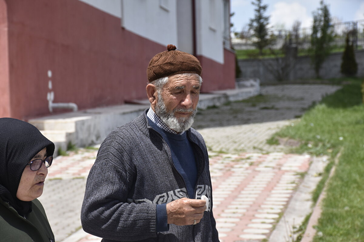 Binanın güvenlik kameralarını inceleyen polis ekipleri, saat 17.00 sıralarında apartmana giren ve saat 22.00 sıralarında yeniden çıkan yüzünde maske, gözlük ile başında şapka ve elinde poşet bulunduran kişiyi tespit etti. Binadaki görgü tanıklarının da ifadeleri doğrultusunda cinayetleri işlediği tahmin edilen kişinin kimliğinin belirlenmesi ve yakalanması için polis ekipleri harekete geçti. Şüphelinin binadan çıktıktan sonra yaya olarak uzaklaştığı bilgisine ulaşan ekipler çevrede araştırma yaptı. Çevredeki güvenlik kameraları da incelemeye alındı. Ancak şu ana kadar şüphelinin izine rastlanmadı.