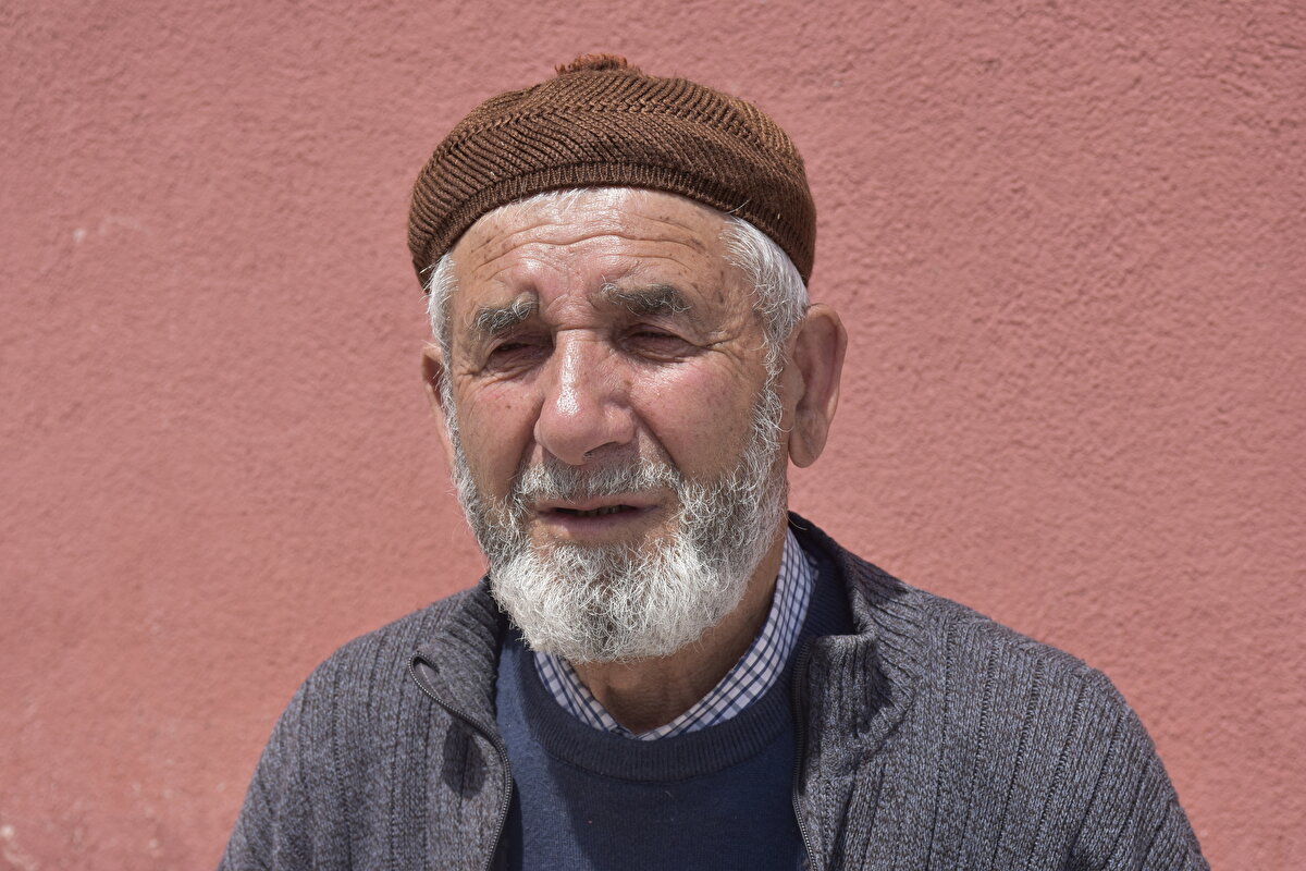 Babalarının amcası konuştu<br><br>Uğur Şimşek'in amcası Fevzi Şimşek, olayın yaşandığı bina önünde basın mensuplarına gözyaşları ile bildiklerini anlattı. Şimşek, "Anneleri Yıldızeli ilçesine gitmişti. Çocuklar evdeydi. İkindiden sonra biri geliyor. Maskeli, şapkalı, eldivenli bir adam gelmiş. İçeride kızı buluyor, onu kesiyor. Sonra kardeşi geliyor onu da kesiyor. Kız evde yalnızmış, ağabeyi sonradan gelmiş. İkisini de öldürmüş. Biz böyle duyduk. Babaları kayıptı. Onun kahrını çekiyor bu çocuklar. Erkek adam niye kaçıyorsun. Para alış verişi, alacak verecek meselesi varmış. O yüzden kaçıyordu. O tarihten sonra yakınları televizyona çıktılar. Polisler şüpheliyi arıyor. Kameradan baktılar. Kim olduğunu bilmiyorum, şüphelendiğimiz biri yok. Çocuklar çok efendiydi. Dört dörtlüklerdi. Efendi, nazlı, sakin, anneleri de sakinlerdi. Onlara hiçbir şey diyemem. Herhangi bir kötülükleri yoktu" dedi.