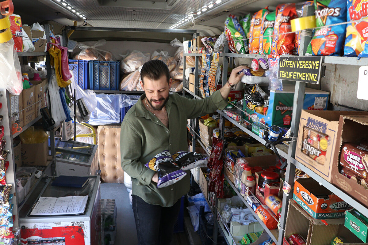 Günde 100-120 kilometre yol yapıyorum 12-13 köye giderek. En yakın köylerim Yukarı ve Aşağı Çağlayan, oradan da Kalabak'a doğru ilerleyeceğim, günüm bu şekilde geçiyor. Gittiğim köylerin hiçbirinde bakkal ya da market yok, sadece seyyar sebze-meyveci geliyor bir de ben gidiyorum. Yazın tabii daha güzel oluyor yazlıkçılar da gelince. Şehirden gelenler köyü görünce çok şaşırıyor, fotoğraf çekmek isteyenler falan oluyor, tabii köylüler bu duruma alışkın olduğu için onlara yabancı gelmiyor artık" dedi.